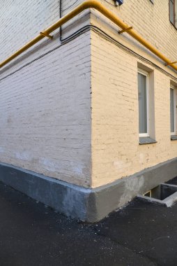 Ev köşesi, beyaz boyayla boyanmış tuğla duvar..