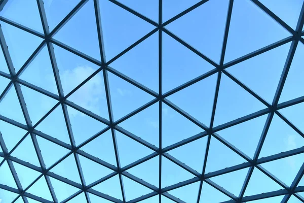 现代玻璃屋顶和蓝天 — 图库照片