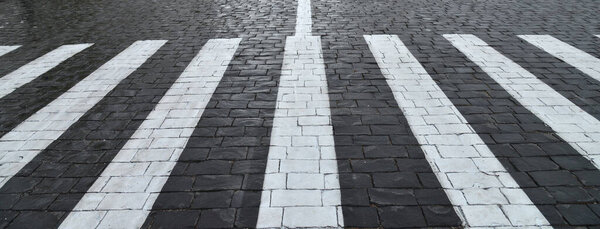 Абстрактный фон. Старый булыжник тротуар крупный план и белая линия.