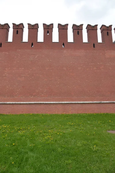 Geçmişi Kırmızı Boyayla Boyanmış Eski Tuğla Duvar Kremlin Kırmızı Duvarının — Stok fotoğraf