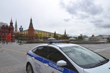 Moskova, Rusya - 4 Mayıs 2021: Moskova Kremlin yakınlarında bir polis arabası.