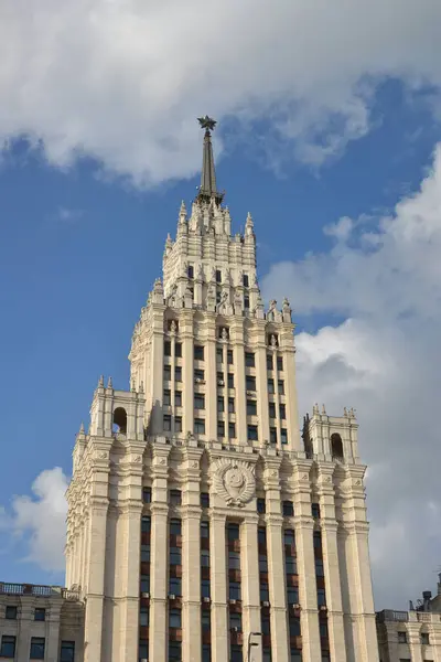 Moscú Rusia Mayo 2021 Edificio Administrativo Residencial Cerca Puerta Roja — Foto de Stock