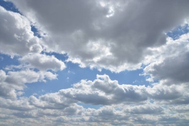 Soyut arkaplan. Panorama kara bulutlar ve mavi gökyüzü.