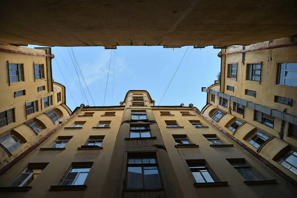 Petrohrad Rusko Starý Dvůr Dobře Dolní Pohled Nahoru — Stock fotografie