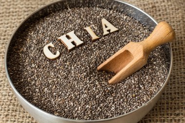 Chia tohumları 'salvia hispanica' metal kasede. Süper yemek.