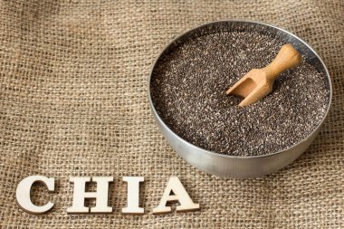 Chia tohumları 'salvia hispanica' metal kasede. Süper yemek.