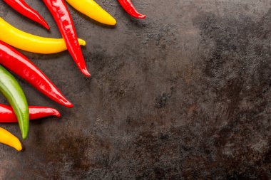 Paslı metal arka planda üç renkli kırmızı biber.