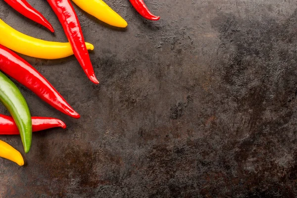 Chiles Tres Colores Sobre Fondo Metálico Oxidado — Foto de Stock