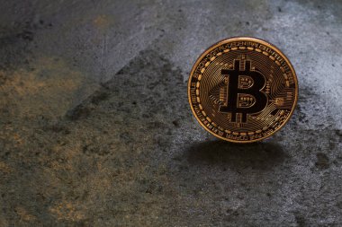 Bitcoin logosu paslı metal arka plan