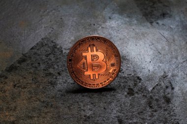 Bitcoin logosu paslı metal arka plan