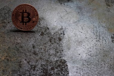 Bitcoin logosu paslı metal arka plan