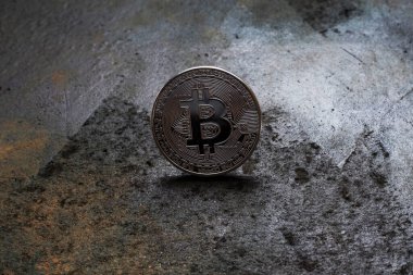 Bitcoin logosu paslı metal arka plan