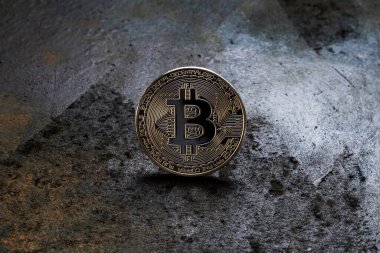 Bitcoin logosu paslı metal arka plan