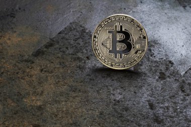 Bitcoin logosu paslı metal arka plan