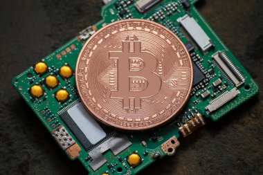 Bilgisayar parçasında Bitcoin logo madeni parası