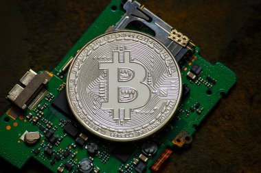 Bilgisayar parçasında Bitcoin logo madeni parası