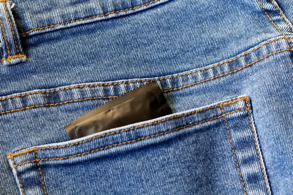 Prezerwatywa Kieszeni Spodni Jeansowych — Zdjęcie stockowe