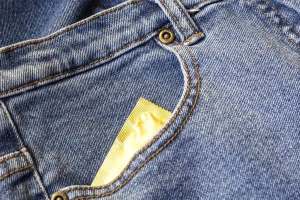 牛仔裤口袋里的避孕套 — 图库照片