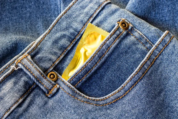 牛仔裤口袋里的避孕套 — 图库照片