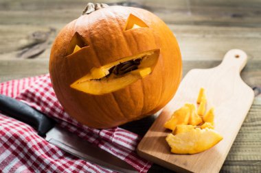 Cadılar bayramı için oyulmuş balkabağı yapıyorum..