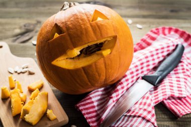 Cadılar bayramı için oyulmuş balkabağı yapıyorum..