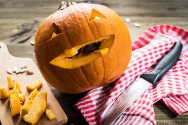 Cadılar bayramı için oyulmuş balkabağı yapıyorum..