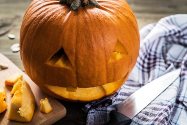 Cadılar bayramı için oyulmuş balkabağı yapıyorum..