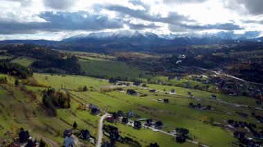Polonya Tatra Dağları üzerinde insansız hava aracı manzarası 4K seyahat doğası
