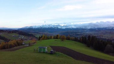 Polonya Tatra Dağları üzerinde insansız hava aracı manzarası 4K seyahat doğası