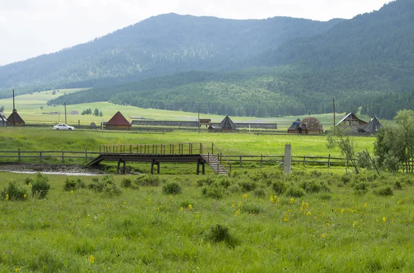 Krajina vesnice v horách v létě — Stock fotografie