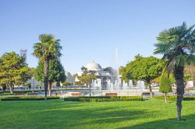 İstanbul 'daki güzel Mavi Cami, mavi gökyüzüne karşı ilgi çekiyor 