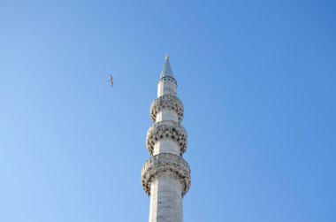 İstanbul 'daki kule camii mavi gökyüzüne karşı ilgi çekiyor