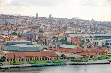 İstanbul 'un mimarisine bakan güzel manzara marinası