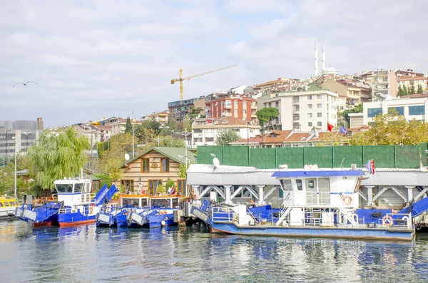 Frente Mar Con Barcos Hermoso Paisaje Con Vistas Ciudad —  Fotos de Stock