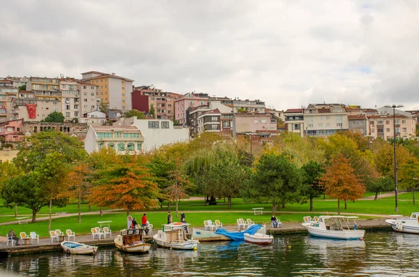 Waterfront Mit Booten Und Schöner Landschaft Mit Blick Auf Die — Stockfoto