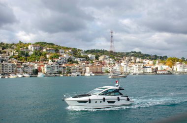 peyzaj su taşımacılığı deniz manzaralı İstanbul şehrine gidiyor 