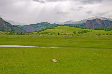 Kuzey Chui sırtı Altai dağlarının güzel manzarası