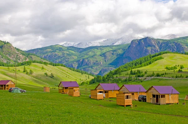 Bela Paisagem Base Turística Com Casas Entre Montanhas Altai — Fotografia de Stock