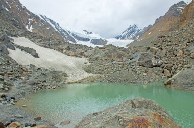 Dağların arasındaki Altai Dağı mavi gölü Aktru Buzulu
