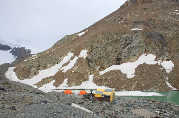 Campeggio Turistico Vicino Lago Blu Tra Montagne Aktru Glacier — Foto Stock