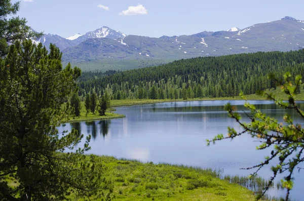 Paisaje del lago en las montañas — Foto de Stock