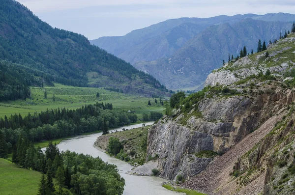 Paysage montagne rivière dans les montagnes — Photo