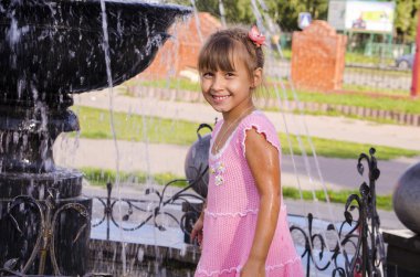 Havuzun yanındaki şehirde çocuk