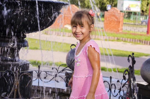 Havuzun yanındaki şehirde çocuk