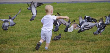 Anne ve çocuk Parkta yürümek