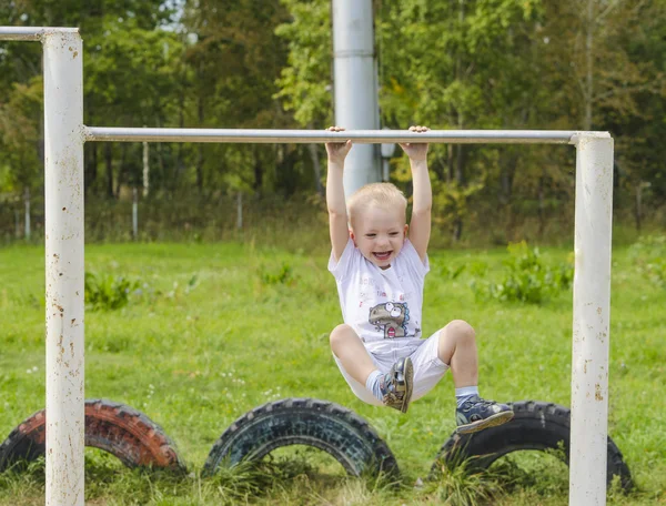 Anne ve çocuk Parkta yürümek