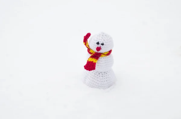 Bonhomme de neige blanc sur la neige d'un fil — Photo