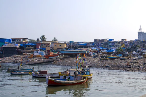 Casas pobres en la India, Mumbai, en la orilla del mar — Foto de Stock