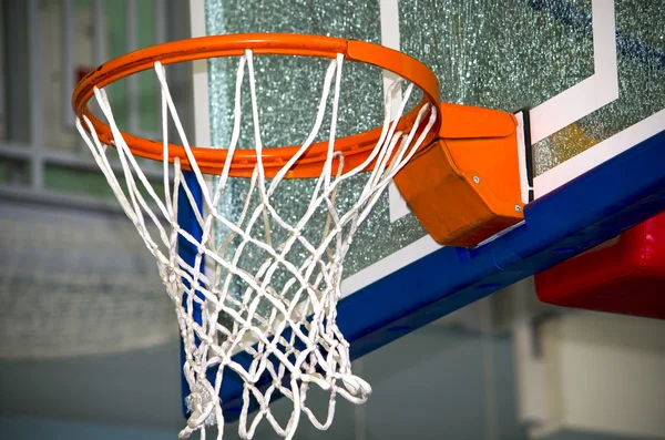 Anel de basquete com uma grade, um equipamento esportivo — Fotografia de Stock