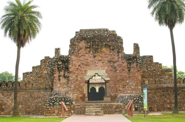 Ruïnes van het platform van het 15e ooglid in Old Delhi in India — Stockfoto
